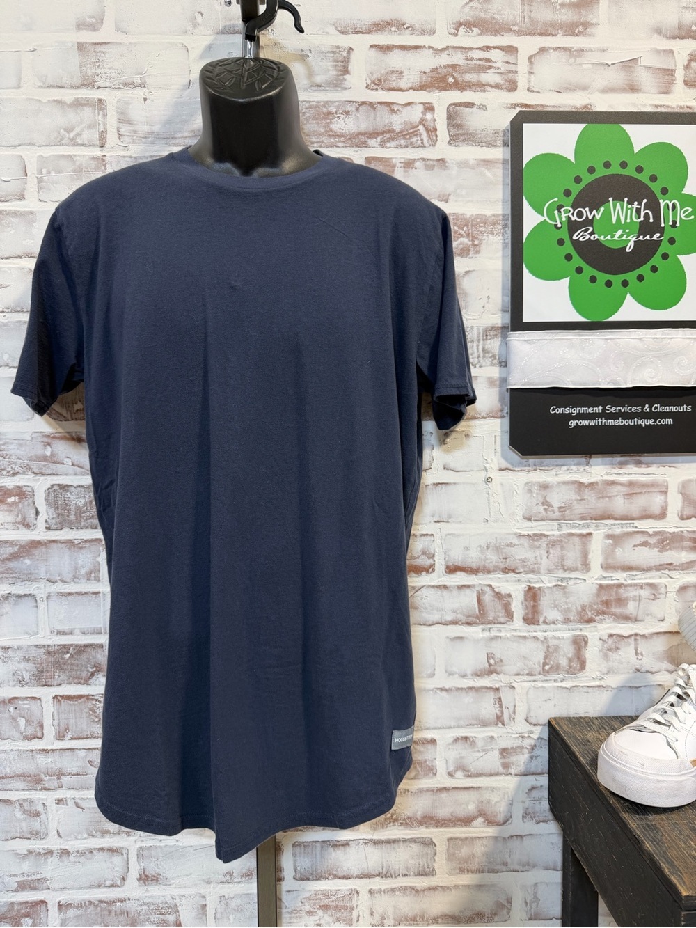 Hollister Men's Navy Crew Tee shirt large